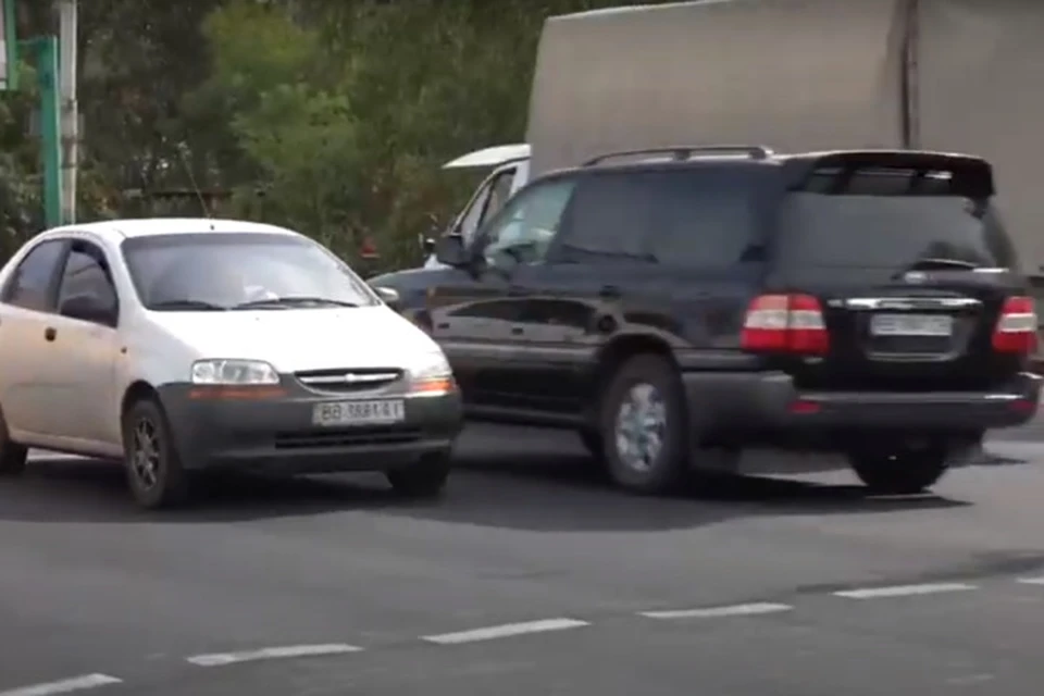 Все машины в ЛНР должны иметь республиканские номера. Фото: Скриншот видео МВД ЛНР