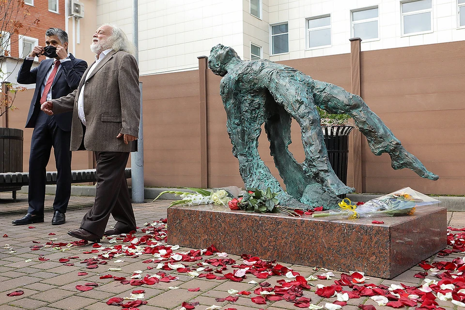 Скульптор Григорий Потоцкий и его памятник Сергею Есенину. Фото: АГН МОСКВА