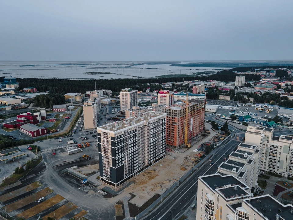 В Ханты-Мансийске многоэтажки строят с архитектурно-художественной подсветкой. Фото: администрация города
