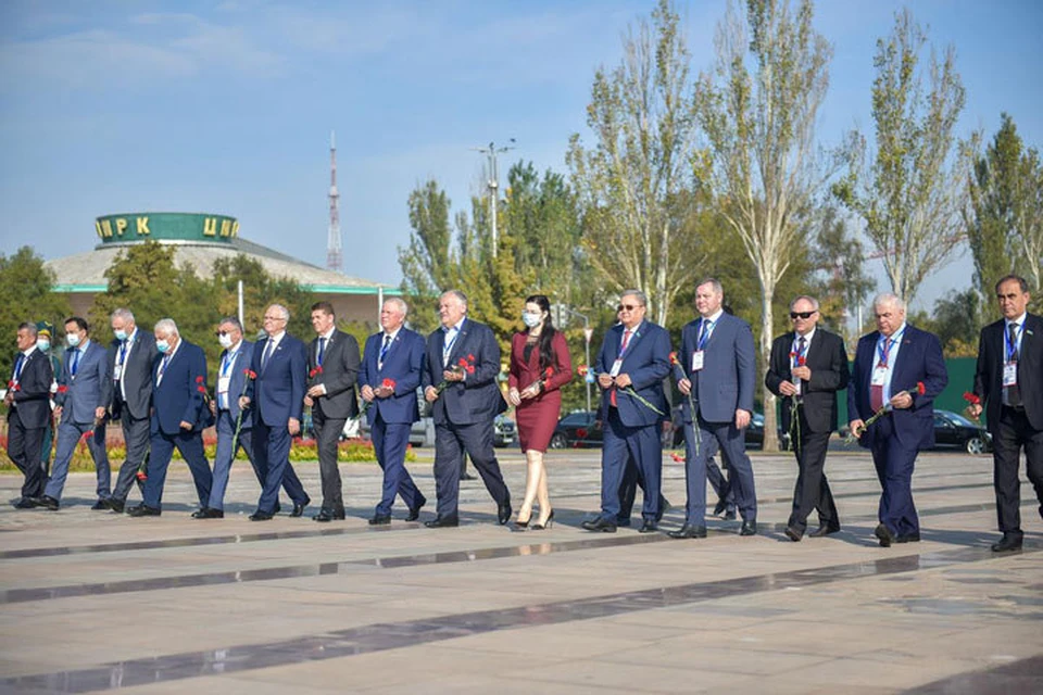 Делегация Межпарламентской ассамблеи стран СНГ возложила цветы Вечному огню на площади Победы.