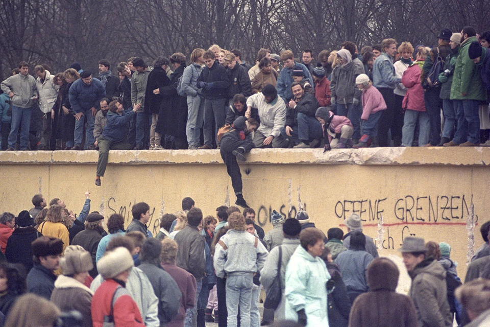 3 октября 1990 года сбылась мечта двух поколений немцев: расколотая холодной войной Германия бескровно объединилась.