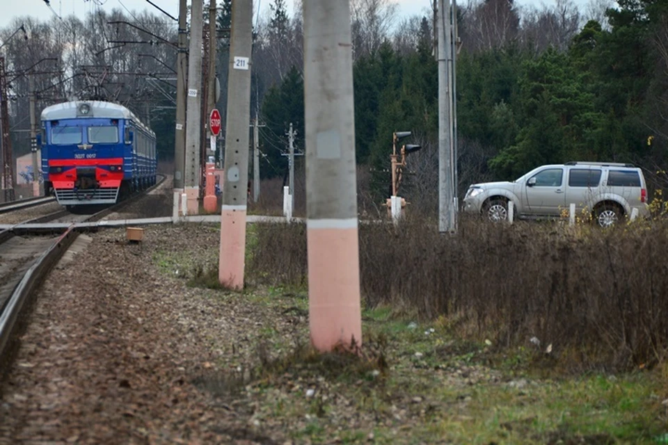 Локомотив протаранил легковой автомобиль на переезде в Кузбассе