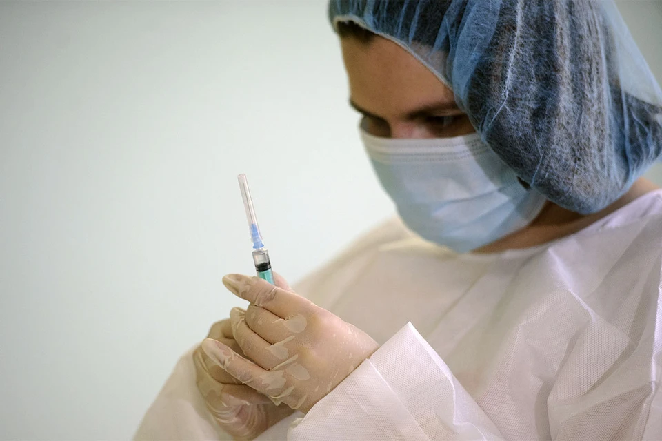 Во время вакцинации от гриппа в одном из медучреждений Екатеринбурга.