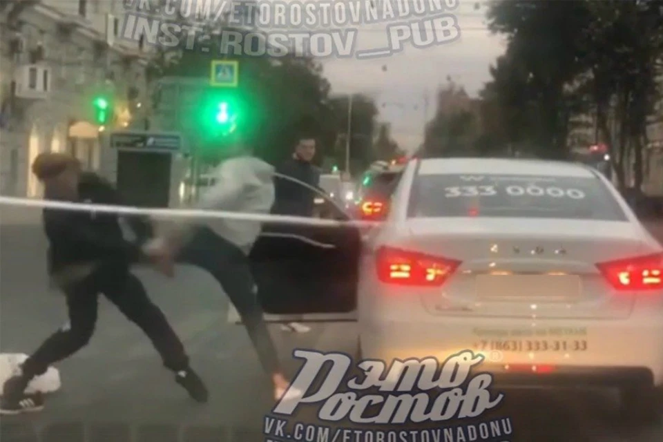 В Ростове водитель и пешеход устроили разборки на проезжей части. Фото: соцсети