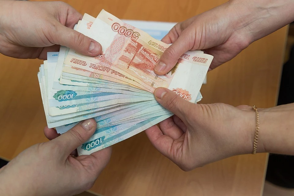 Высокопоставленного полицейского заподозрили в получении взяток и в "крышевании" незаконных парковок во дворе жилых домов местных микрорайонов.