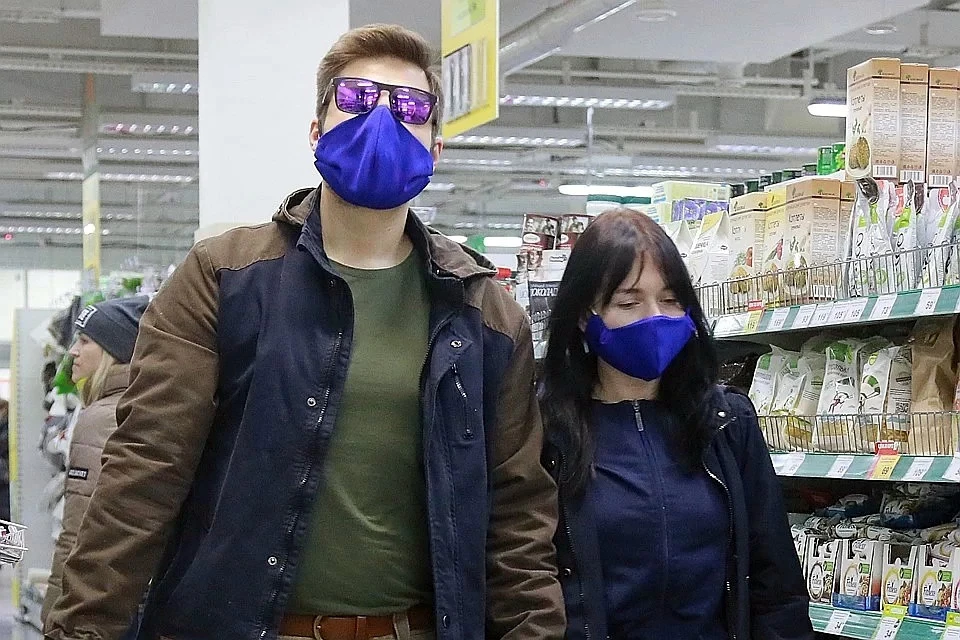 Появление без маски в супермаркетах, торговых центрах, транспорте и других обозначенных в постановлении губернатора местах чревато крупным штрафом.