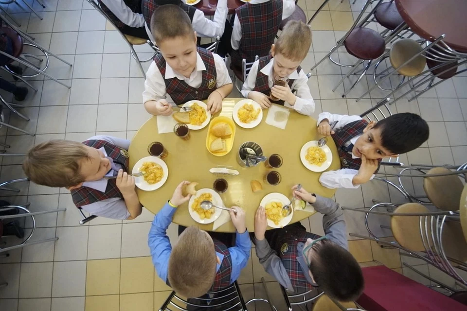 Дети обедают в столовой