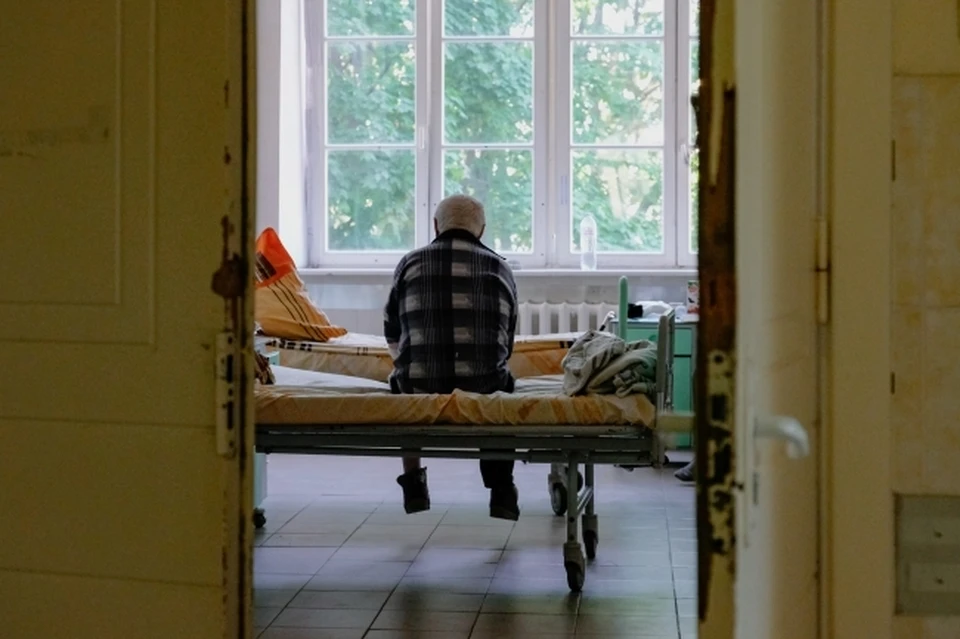 По утверждениям родственников, за сложным пациентом практически не ухаживают.