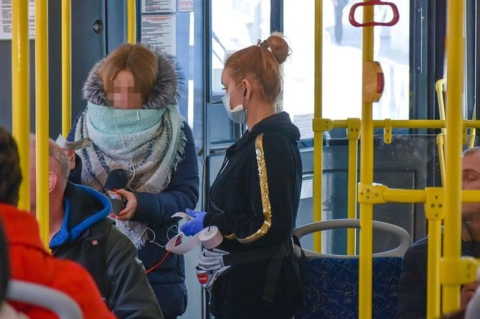 Не все люди соблюдают масочный режим в автобусах.