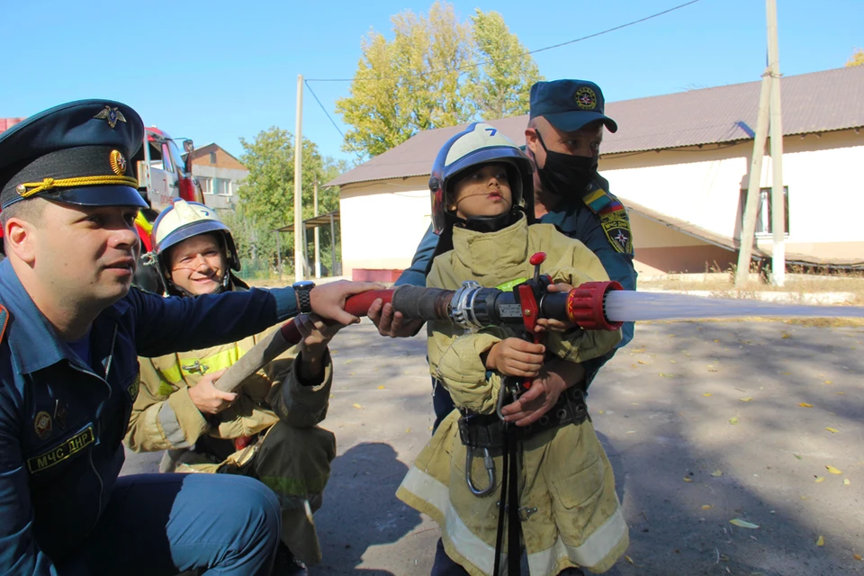 Целый день Никита провел в пожарно-спасательной части. Фото: dnmchs.ru