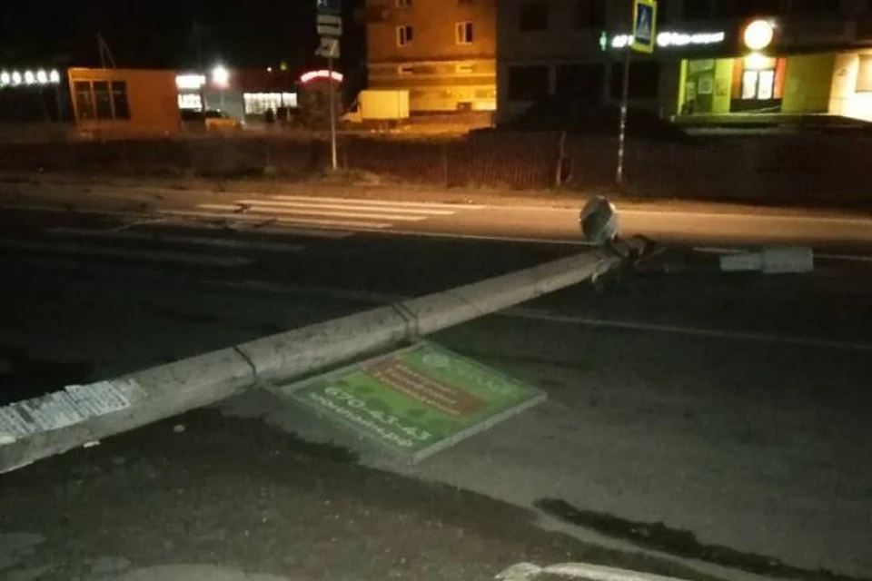 Водитель тягача снес фонарный столб в поселке Лебяжье и скрылся с места ДТП