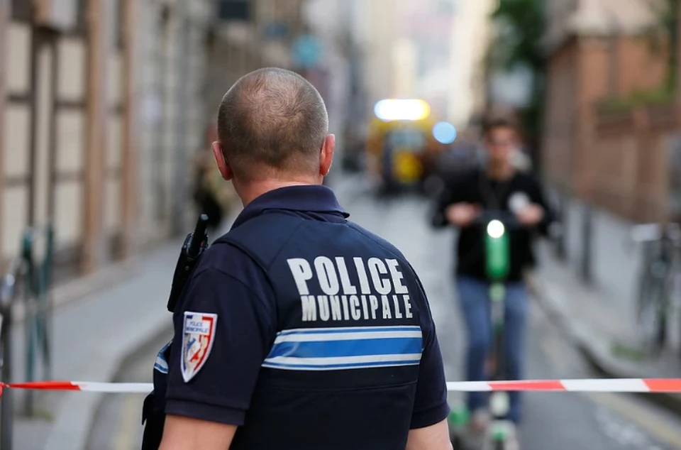 Полиция застрелила мужчину, обезглавившего человека в пригороде Парижа