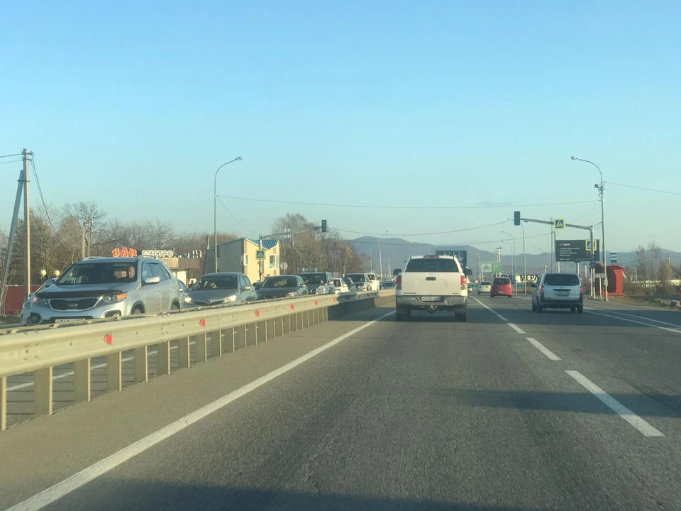 Пробка тянется на несколько километров.