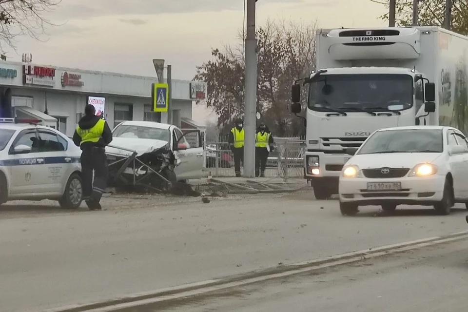 В аварии пострадали три человека.