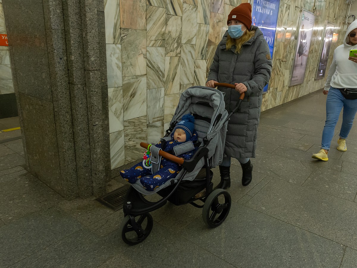 «Ассистентов всего двое на несколько станций»: как в Петербурге работают  новые правила по перевозке колясок в метро - KP.RU