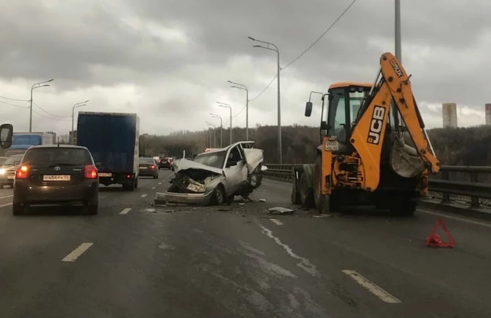 Автобус, трактор и легковушка: Массовое ДТП произошло на Мызинском мосту. ФОТО: "Регион-52"