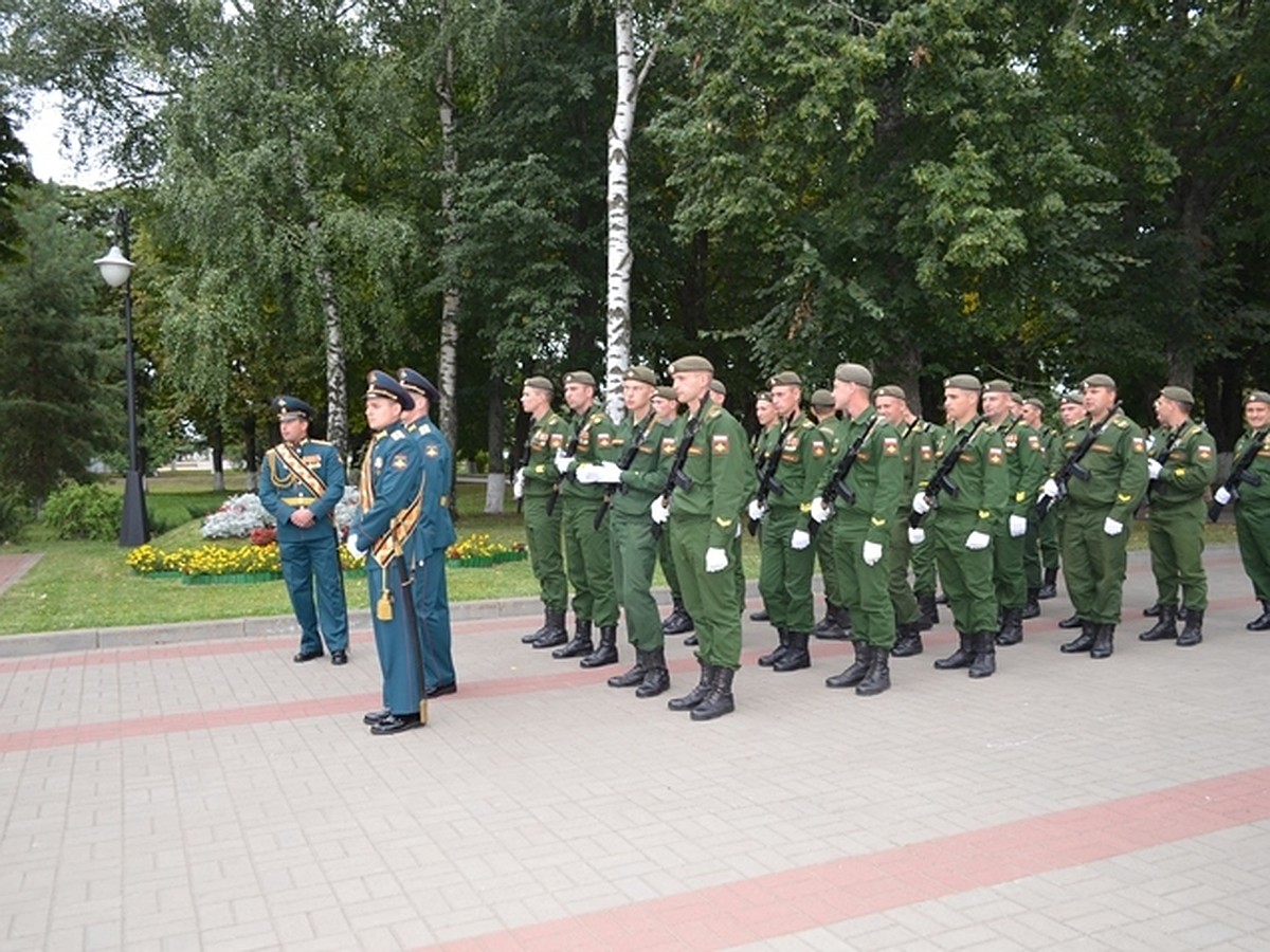 Курская школьница привела в военкомат 30 призывников - KP.RU