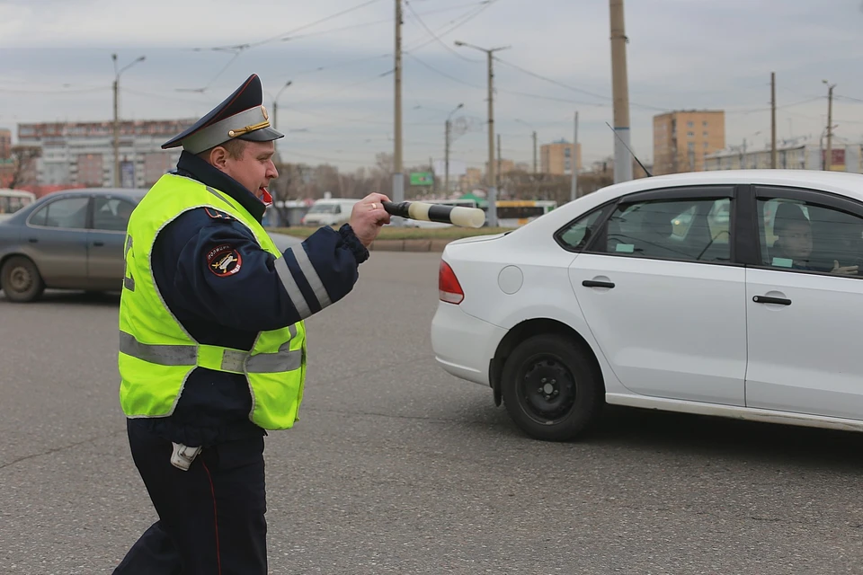 В Туве нетрезвая женщина водитель укусила инспектора ГИБДД и пустилась в бега