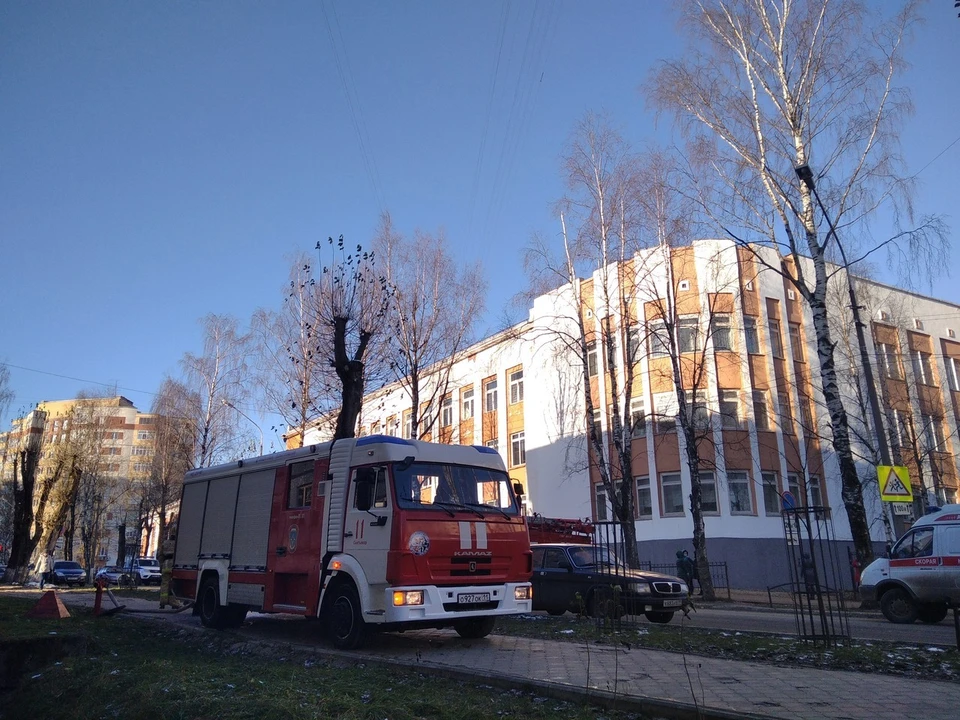 К школе съехались экстренные службы