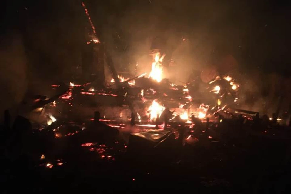Пожар уничтожил дом полностью.