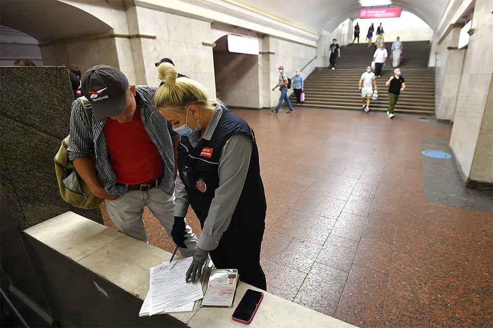 Август 2020 г. Пассажира Московского метро штрафуют за поездку без маски и перчаток.