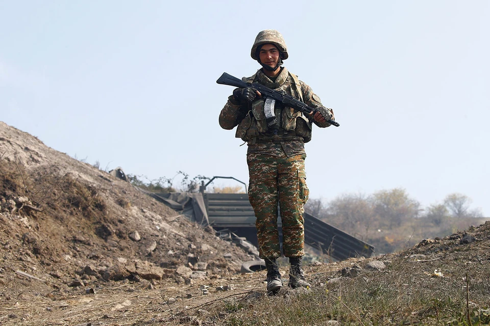 Боец армии НКР на фронтовой позиции.