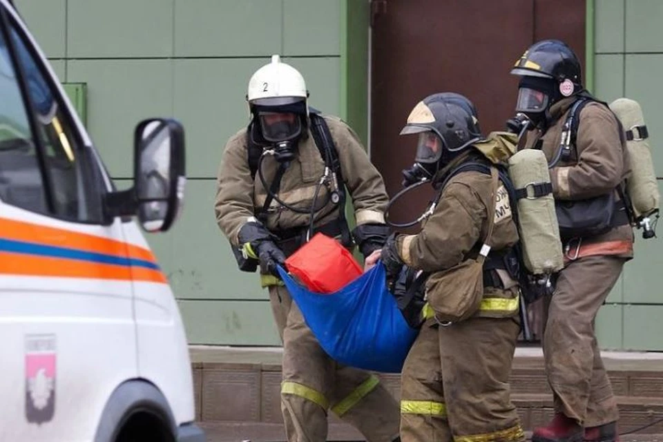 Шесть человек эвакуированы из горящего дома в Новокузнецке. Фото: ГУ МЧС России по Кемеровской области