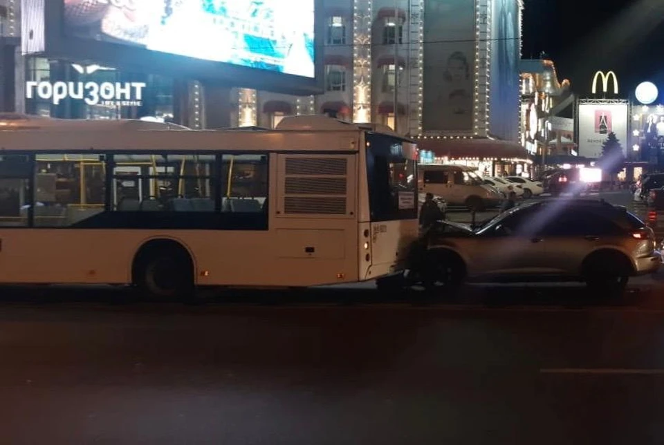 Иномарка протаранила автобус в центре города. Фото: пресс-служба ГУ МВД по Ростовской области