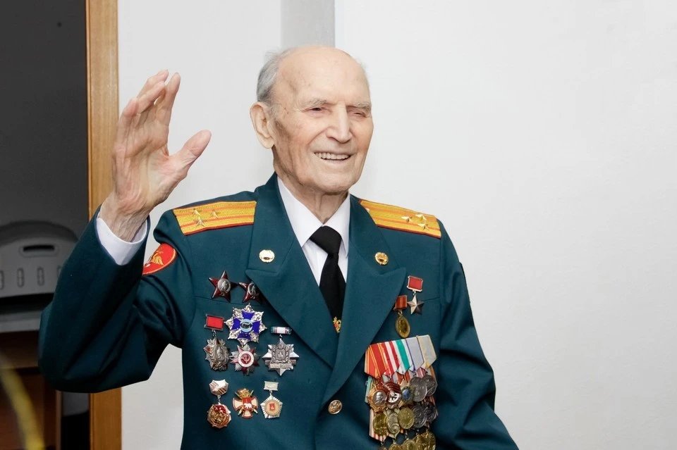 На мундире Василия Астафьева 6 орденов, 18 медалей и Звезда Героя Советского Союза.