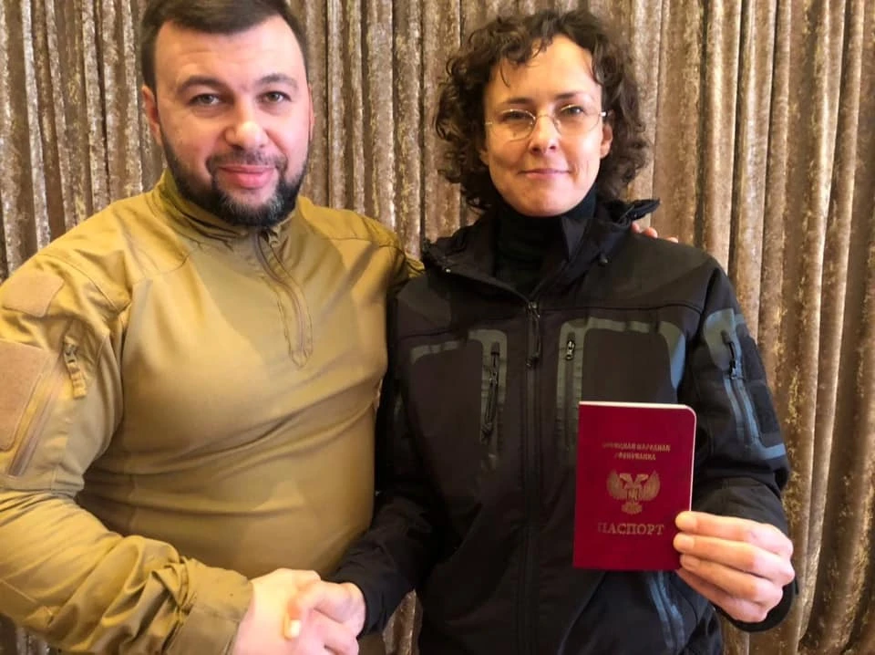 «Теперь я - Дончаночка», - прокомментировала Юля получение паспорта ДНР. Хотя дончанкой, по сути, она стала гораздо раньше. Фото: личный архив Юлии Чичериной