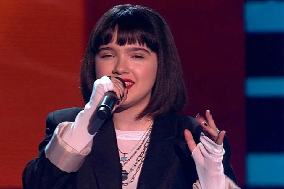 Скандал, вспыхнувший после того, как 18-летняя Александра Будникова спела в слепых прослушиваниях шоу «Голос-9», никак не утихает.