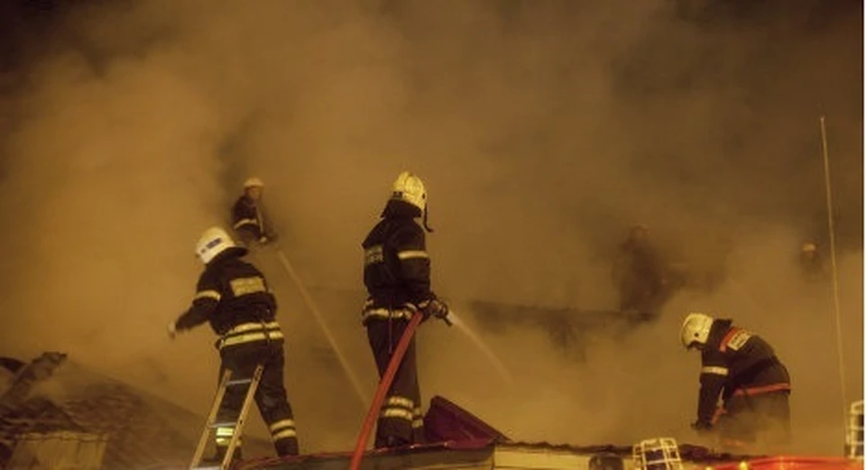 Женщина и трое детей сами спаслись из горящего дома