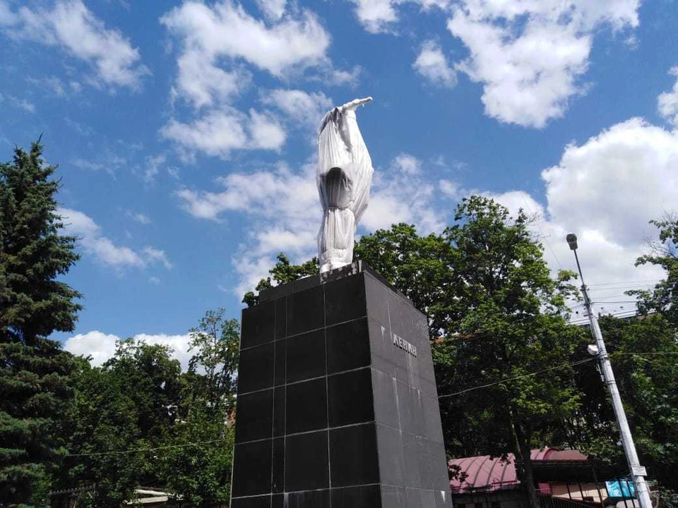 Убрать памятники. Памятник Ленину в Центральном парке Белгород. Памятник Ленину в Белгороде в парке Ленина. Памятники Белгорода Ленин Энергомаш. Белгород памятник Ленина сейчас.