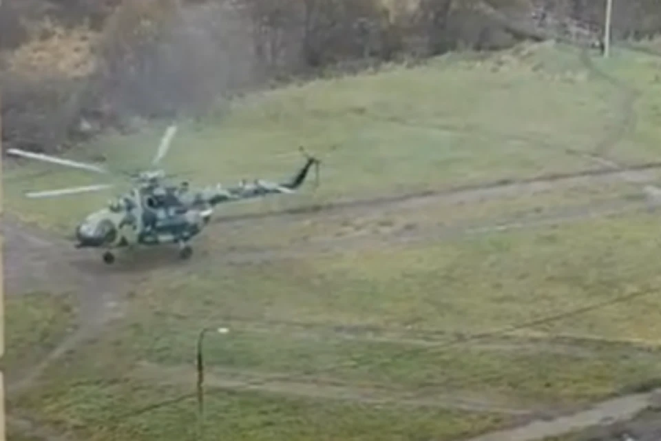 Вертолет приземлился около судостроительного завода. ФОТО: скриншот с видео группа "Подслушано в Ярославле" во ВКонтакте