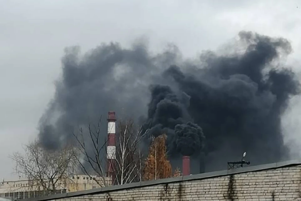 Выброс черного дыма заметили в центре Петербурга