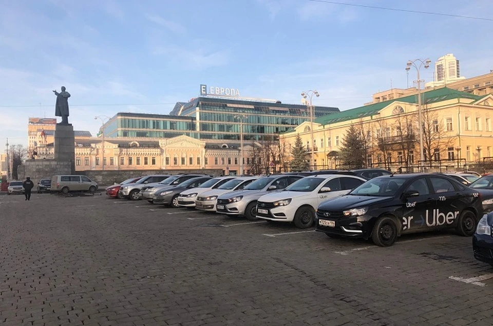 С утра площадь 1905 года в Екатеринбурге заняли таксисты