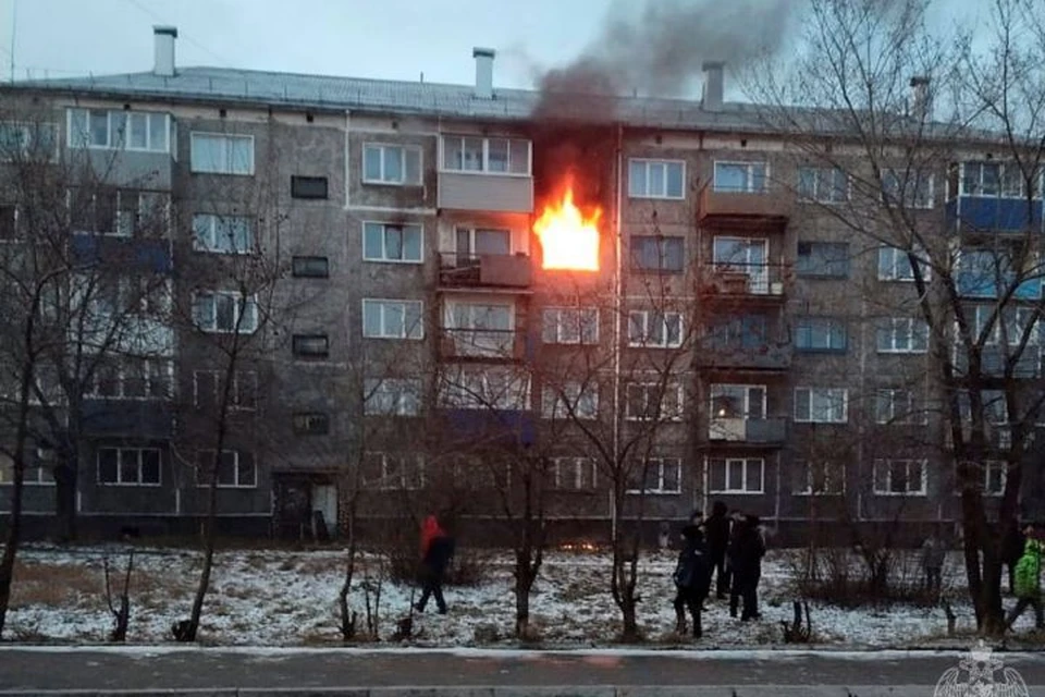 Кузбассовец на руках вынес ребенка из горящего дома. ФОТО: пресс-служба Управления Росгвардии по Кемиеровской области.