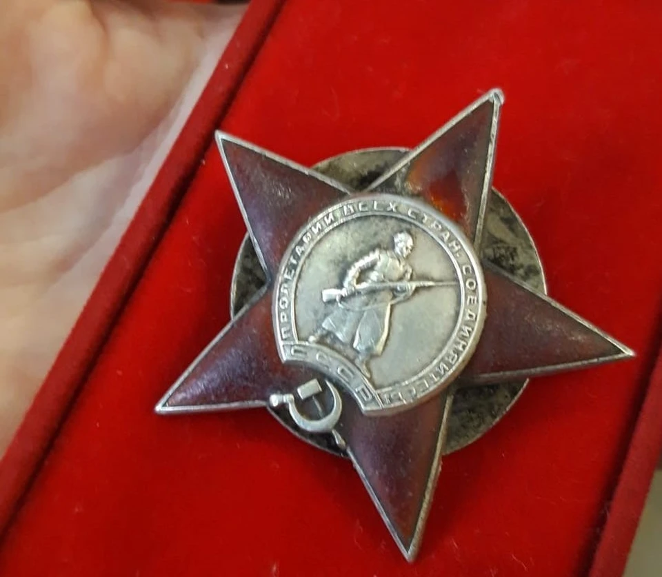 Передать награду семье героя помогли депутаты Госдумы от «Единой России» Виктор Пинский и Ильдар Бикбаев. Фото: «Единая Россия»