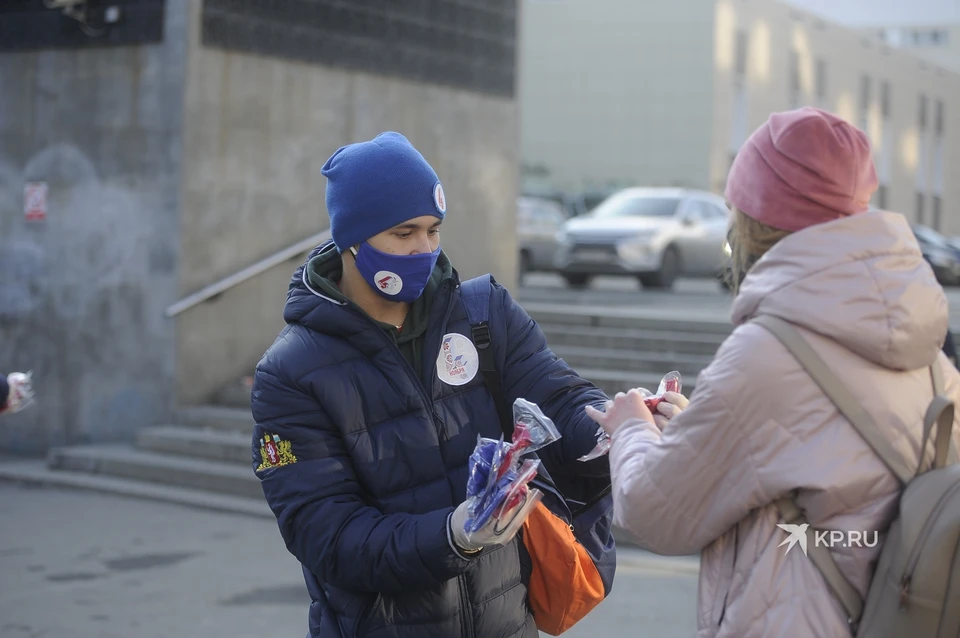 Маски раздавали у метро и у остановок общественного транспорта.