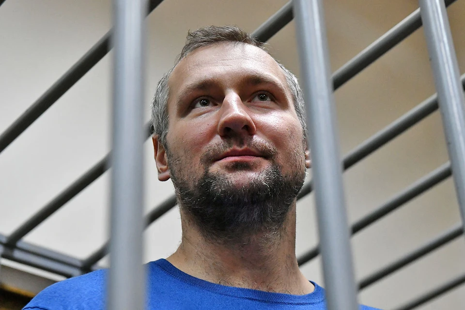 Хоккеист Игорь Мусатов, обвиняемый в мошенничестве с криптовалютой, во время избрания меры пресечения в Кузьминском районном суде. Фото: Максим Григорьев/ТАСС