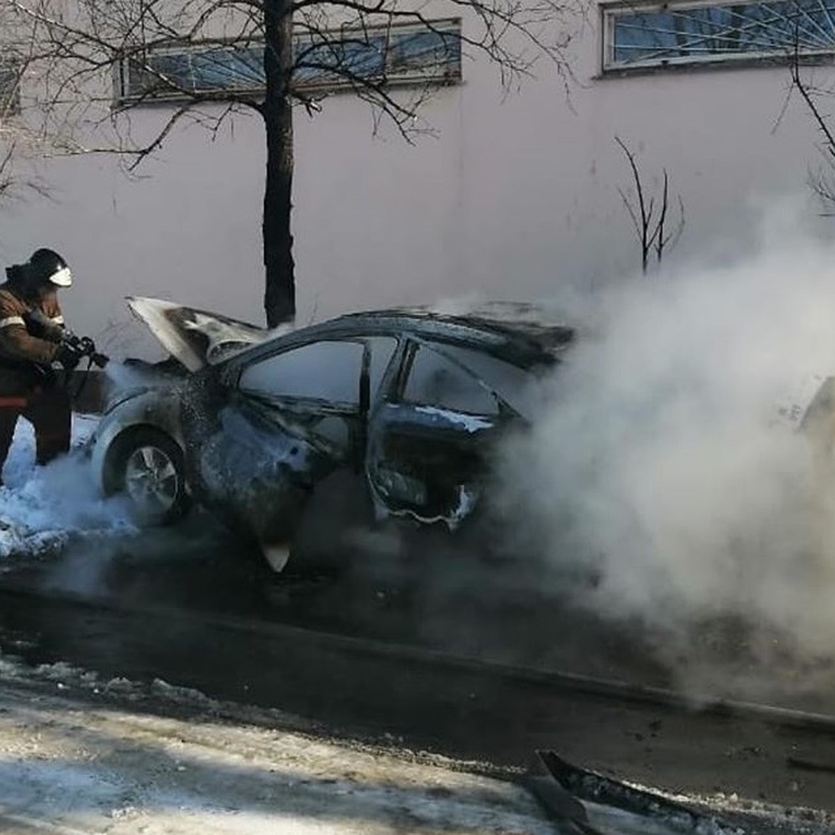 обливает машину бензином (84) фото