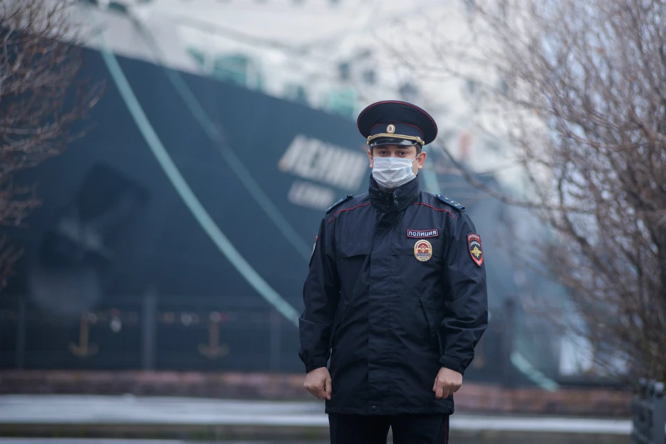 Участковый служит в правоохранительных органах уже 13 лет. Фото: пресс-служба УМВД России по Мурманской области.