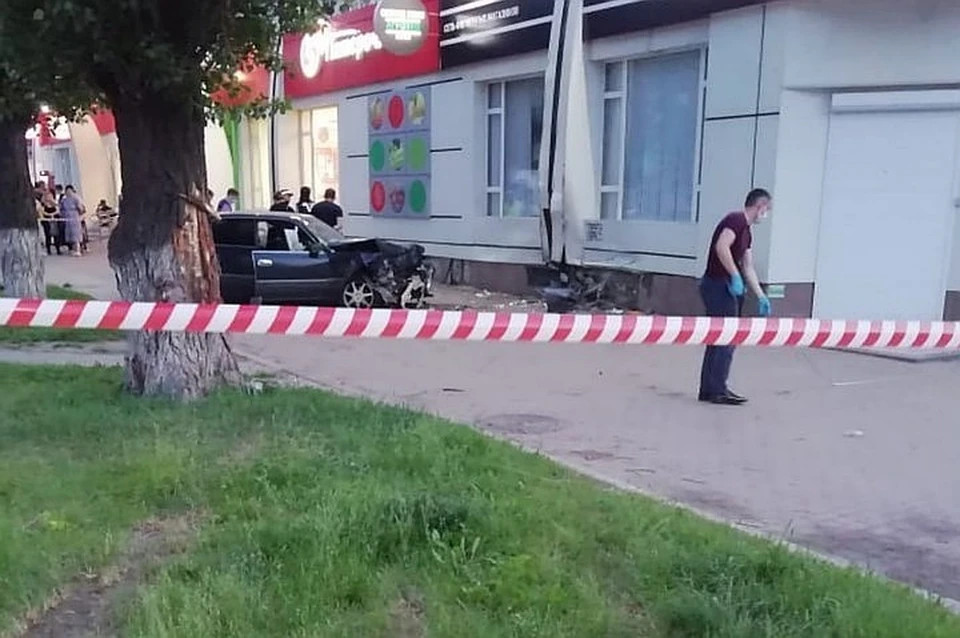 «Тойота» полицейского вылетела на тротуар и сбила трех пешеходов. Двоих насмерть.