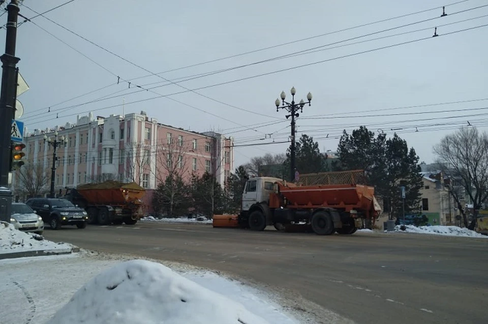 Дороги чистят и посыпают песчано-соляной смесью