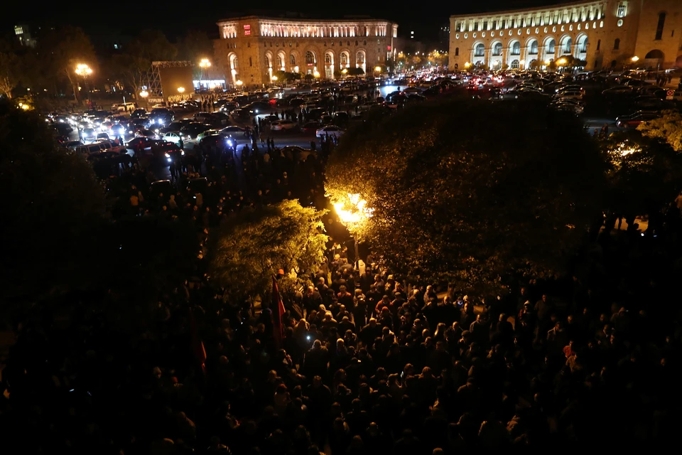 На улицы Еревана вышли тысячи недовольных.