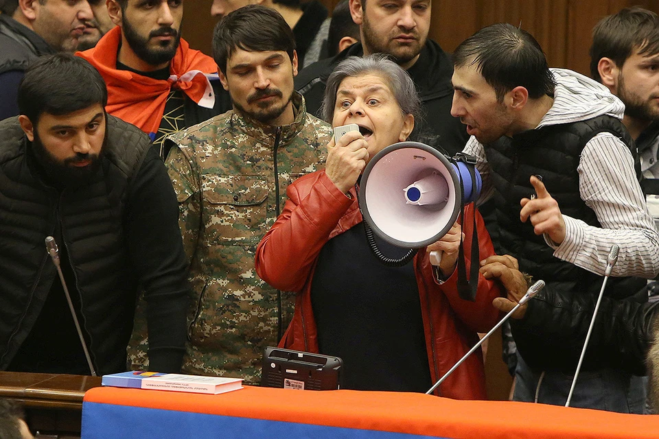 В ночь на 10 ноября недовольные подписанием мира в Нагорном Карабахе ворвались в здание парламента Армении.