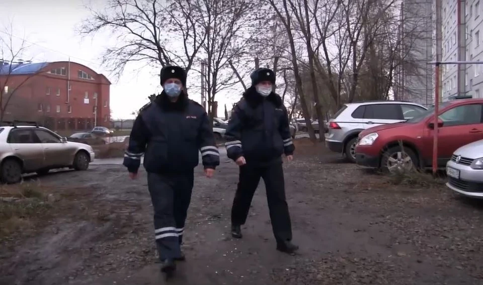 Сотрудники ГАИ помогли потушить пожар, пока огонь не успел навредить хозяйке квартиры.