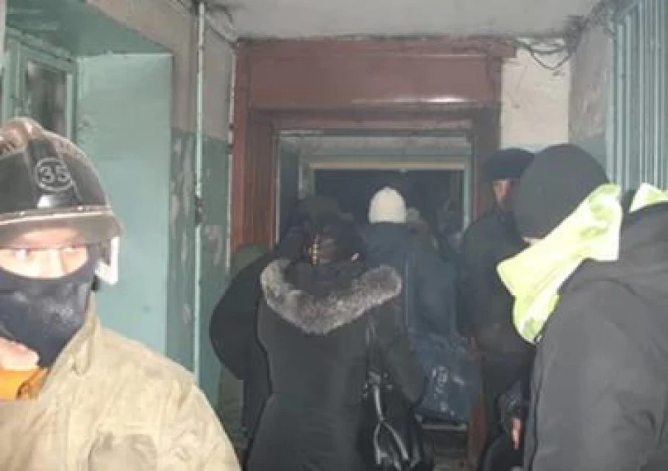 Пожарные спасли с верхних этажей дома 10 человек. Фото: ГУ МЧС по НСО.