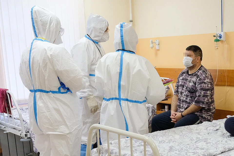 Медицинские работники и пациент с коронавирусом в Александровской больнице Санкт-Петербурга.