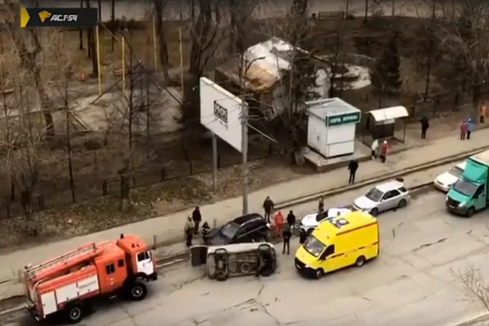 В Новосибирске на проезжей части перевернулся минивэн. Фото: Кадр из видео\"АСТ-54"